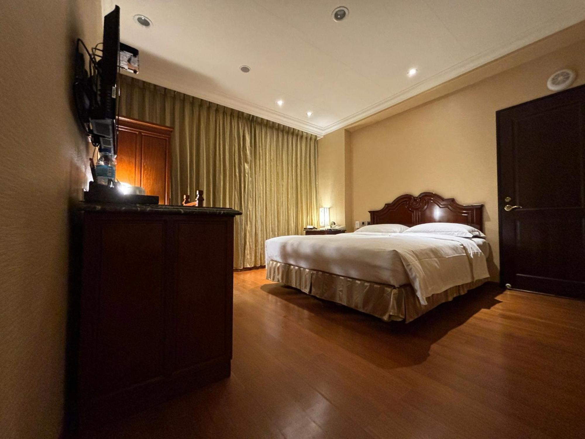 Royal Seasons Hotel Taipei ‧ Nanjing W. Exterior photo
