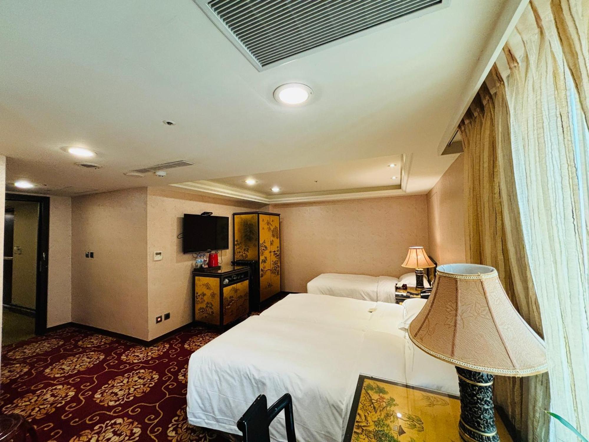 Royal Seasons Hotel Taipei ‧ Nanjing W. Exterior photo